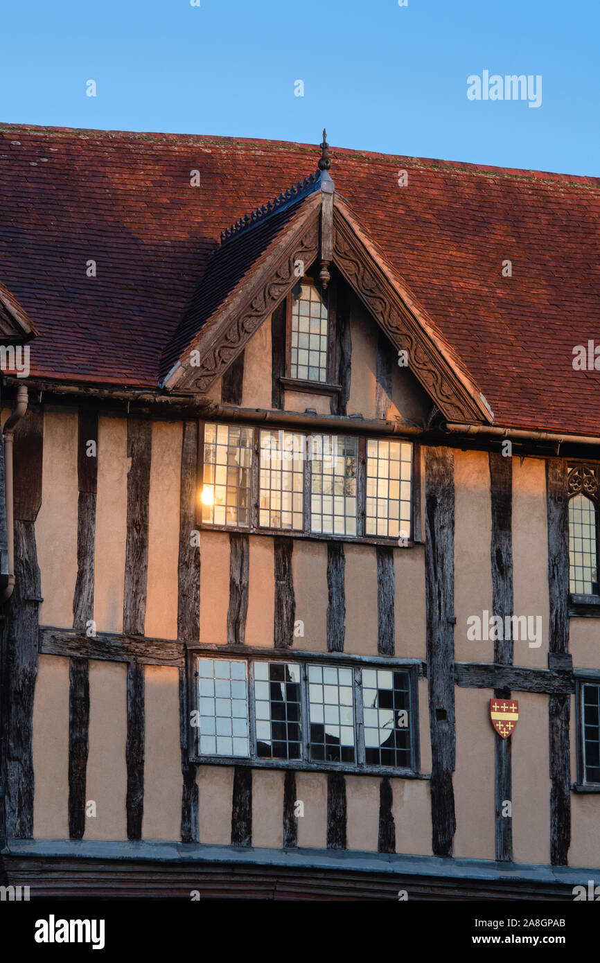 Lord Leycester Hospital bei Sonnenaufgang im Herbst auf Warwick High Street. Warwick, Warwickshire, England Stockfoto