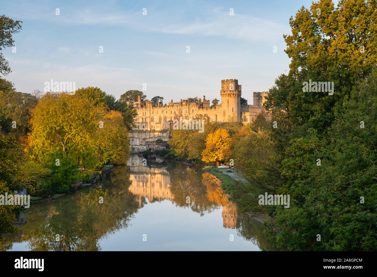 Warwick Castle und den Fluss Avon Reflexionen bei Sonnenaufgang im Herbst. Warwick, Warwickshire, England Stockfoto