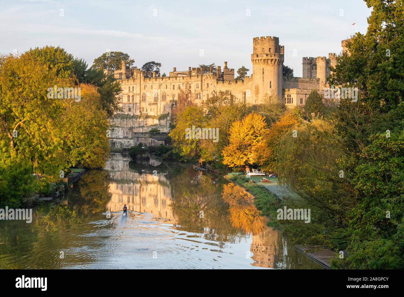 Warwick Castle und den Fluss Avon Reflexionen bei Sonnenaufgang im Herbst. Warwick, Warwickshire, England Stockfoto