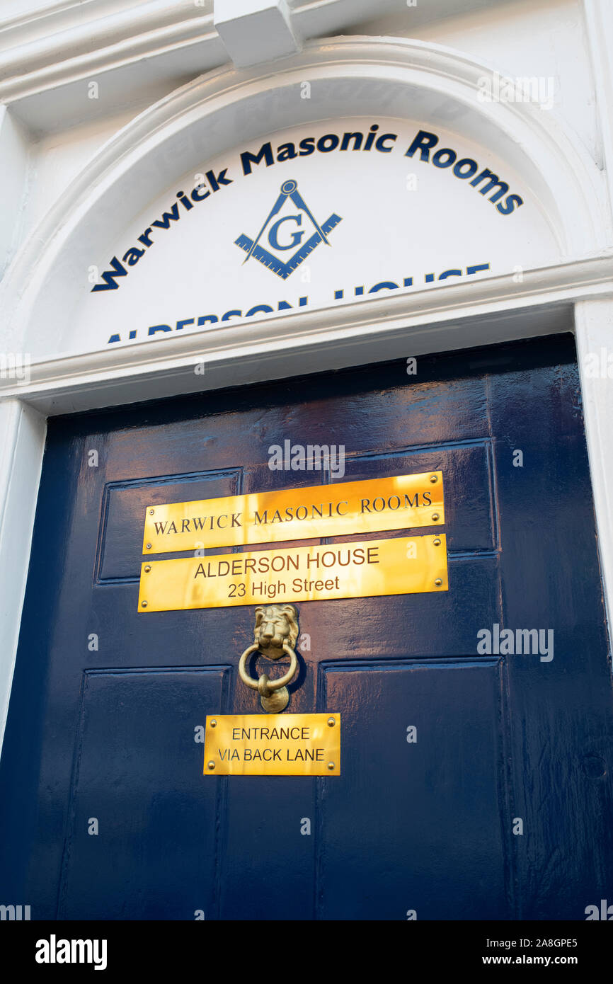 Warwick Masonic Zimmer Tür mit Messing Plaketten bei Sonnenaufgang. Warwick, Warwickshire, England Stockfoto