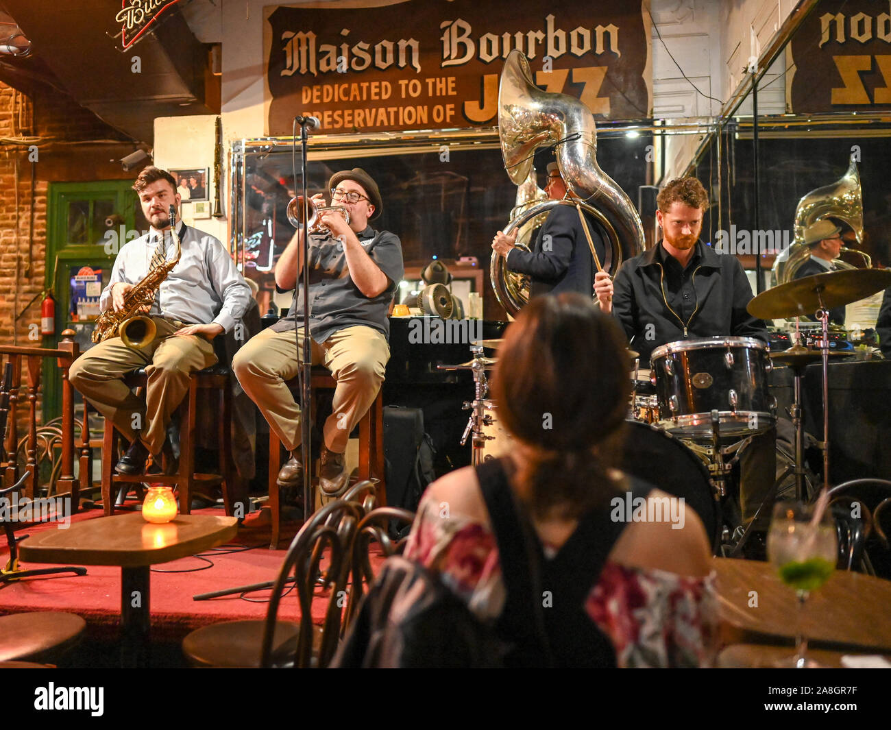 Bourbon Street bei Nacht in New Orleans. Diese historische Straße im Französischen Viertel ist bekannt für sein Nachtleben und Bars mit Live-Musik. Stockfoto