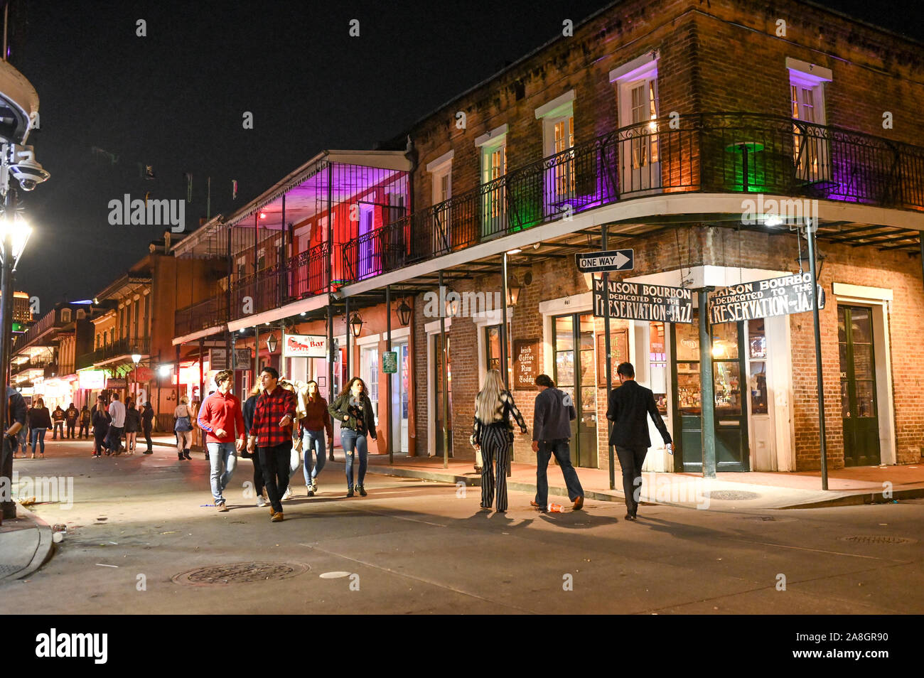 Bourbon Street bei Nacht in New Orleans. Diese historische Straße im Französischen Viertel ist bekannt für sein Nachtleben und Bars mit Live-Musik. Stockfoto