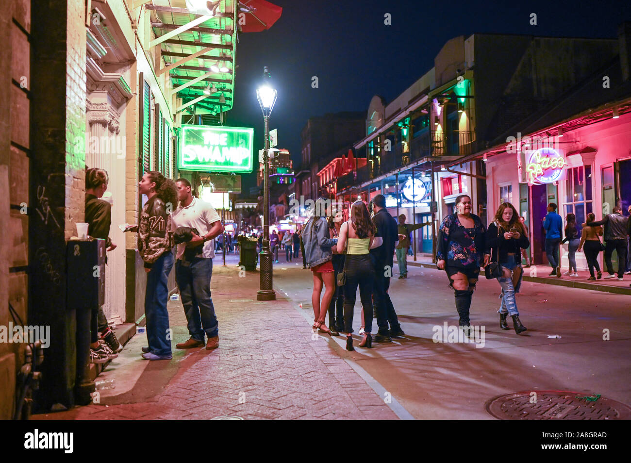 Bourbon Street bei Nacht in New Orleans. Diese historische Straße im Französischen Viertel ist bekannt für sein Nachtleben und Bars mit Live-Musik. Stockfoto