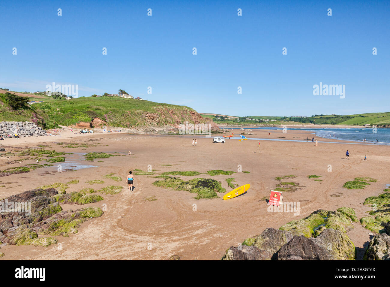 3. Juni 2018: Bigbury on Sea, Devon, Großbritannien - Der riesige Strand bei Ebbe an einem warmen und sonnigen Tag. Stockfoto
