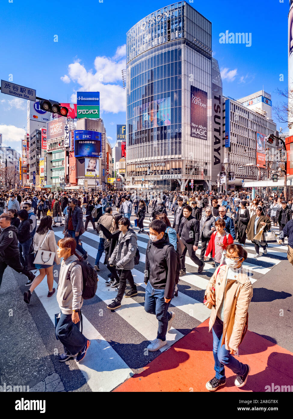 24. März 2019: Tokyo, Japan - der berühmten Fußgängerzone scramble Crossing am Hachiko Square, Shibuya, in Tokio. Stockfoto