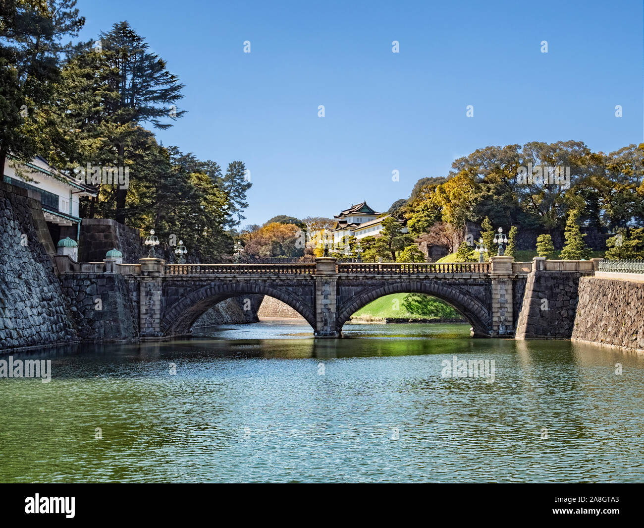 Die seimon Steinbrücke über den Imperial Palace Burggraben in Tokio, Japan. Die Nishinomaru Tor ist im Hintergrund sichtbar. Stockfoto