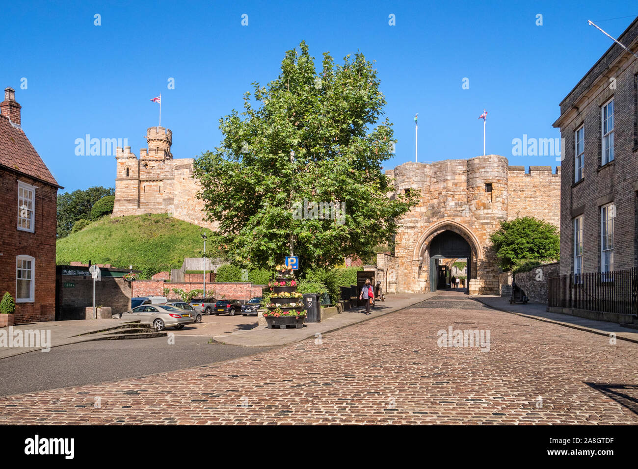 2 Juli 2019: Lincoln, Großbritannien - der Ansatz bei der Eingang zum Lincoln Castle, Lincoln, Großbritannien. Stockfoto