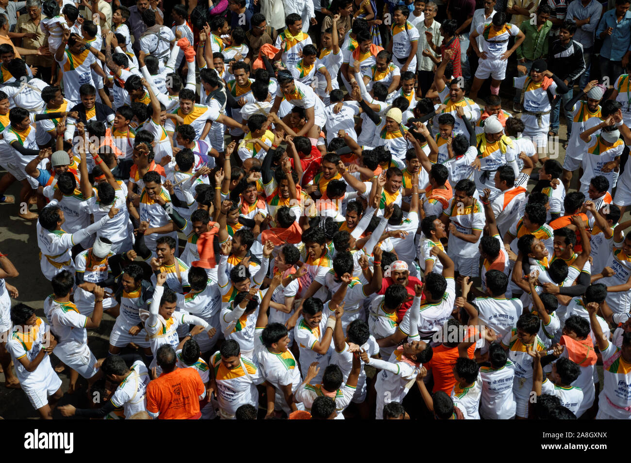 Mumbai, Indien, Asien - menschliche Pyramide versuchen, dahi Handi auf Janmashtami, gokulashtami Govinda Hindu Festival zu Brechen von Lord Krishna Geburtstag zu feiern Stockfoto