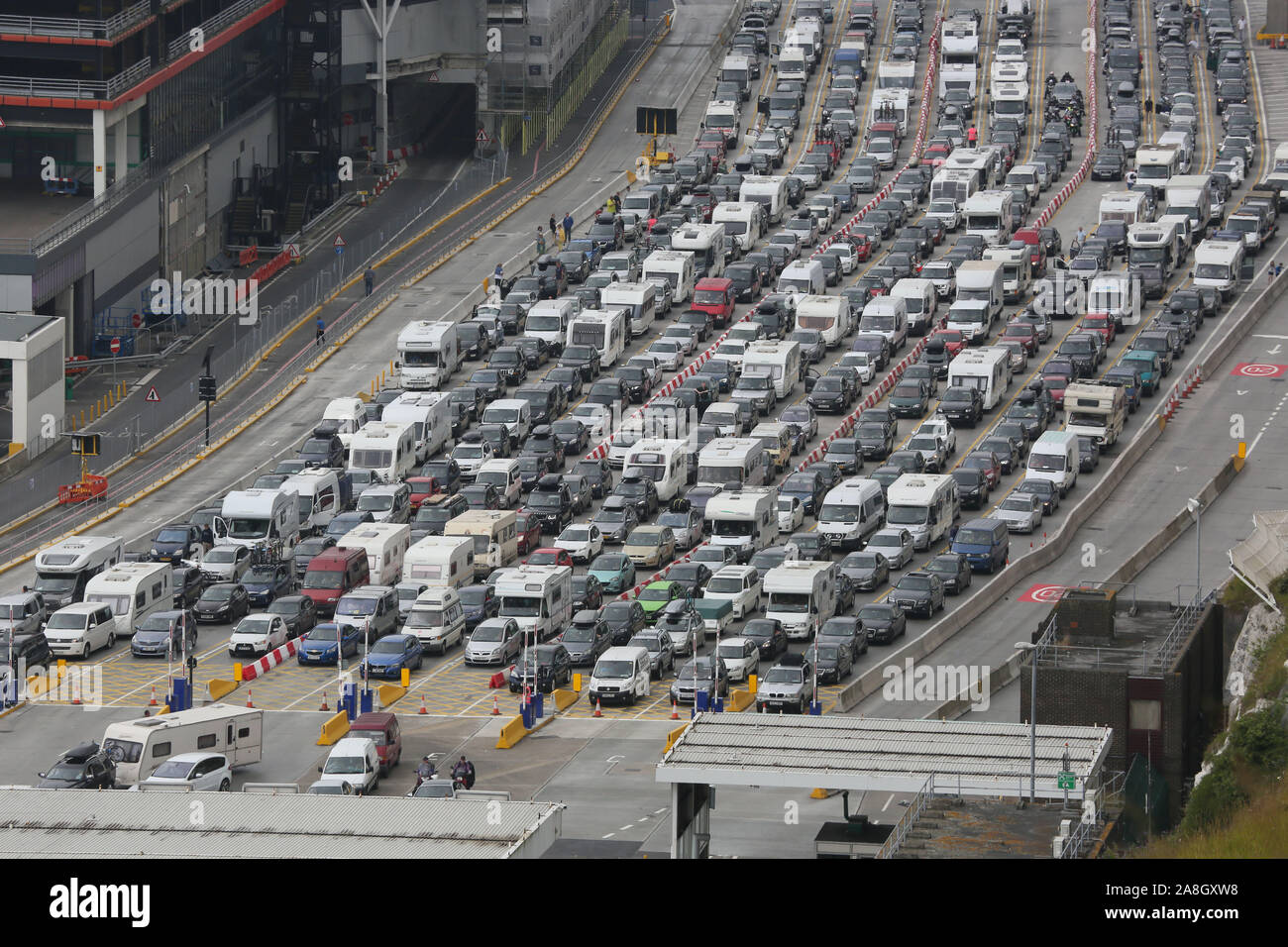 Urlauber und Lastkraftwagen, Reisen nach Frankreich verzögert, lange Warteschlangen an den Fährhafen in Dover im Juli 2016. Stockfoto