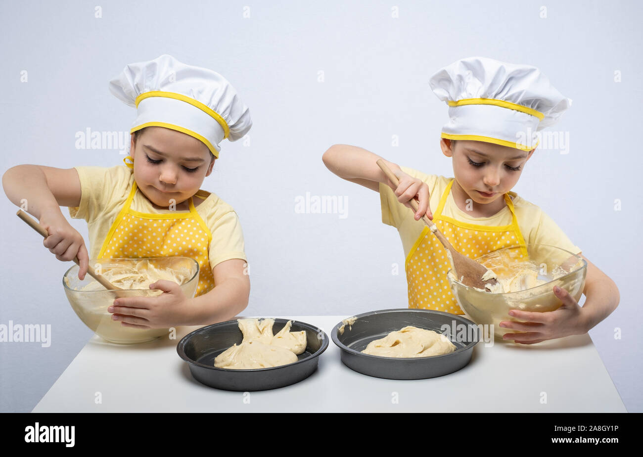 Junge Schwestern, Backen eines Kuchens zusammen im Studio Stockfoto