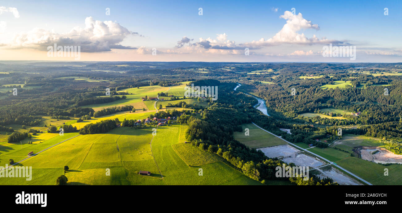 Antenne Panorama Bad Tölz, Isartal, Deutschland Bayern. Sonnenuntergang geschossen im Juni Stockfoto