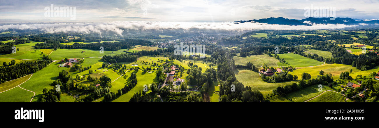 Antenne Bad Tölz Bayerische Alpen. Golfplatz. Blomberg Berg. Morgen Drone Shot mit einigen Wolken im Himmel Stockfoto