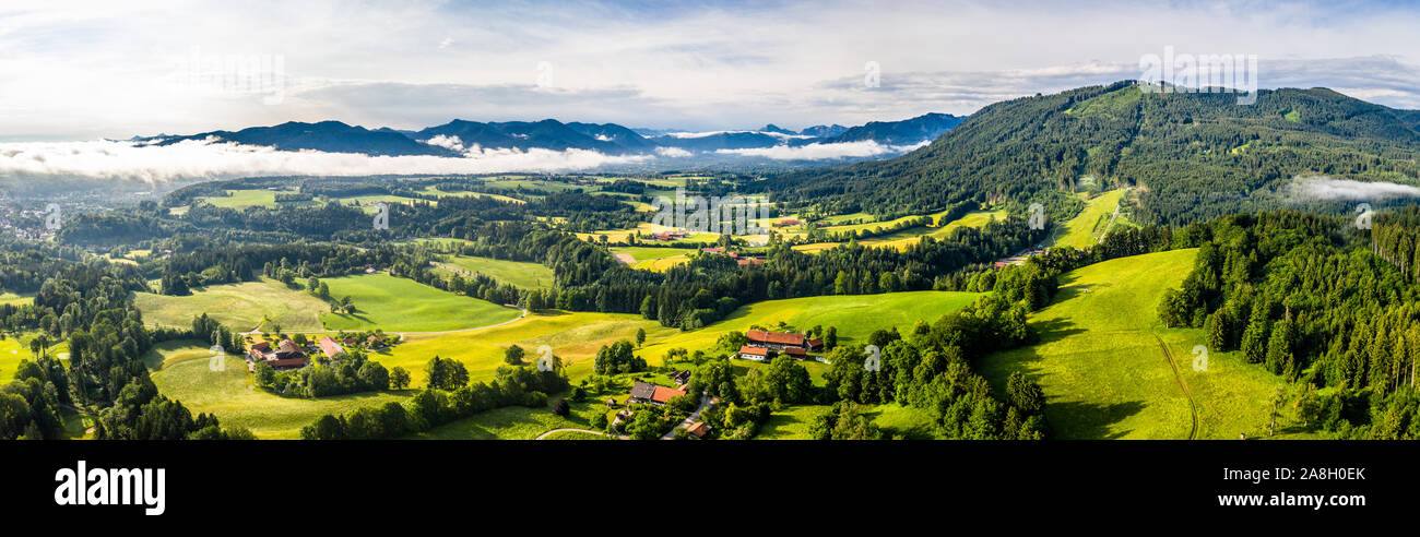 Antenne Bad Tölz Bayerische Alpen. Golfplatz. Blomberg Berg. Morgen Drone Shot mit einigen Wolken im Himmel Stockfoto