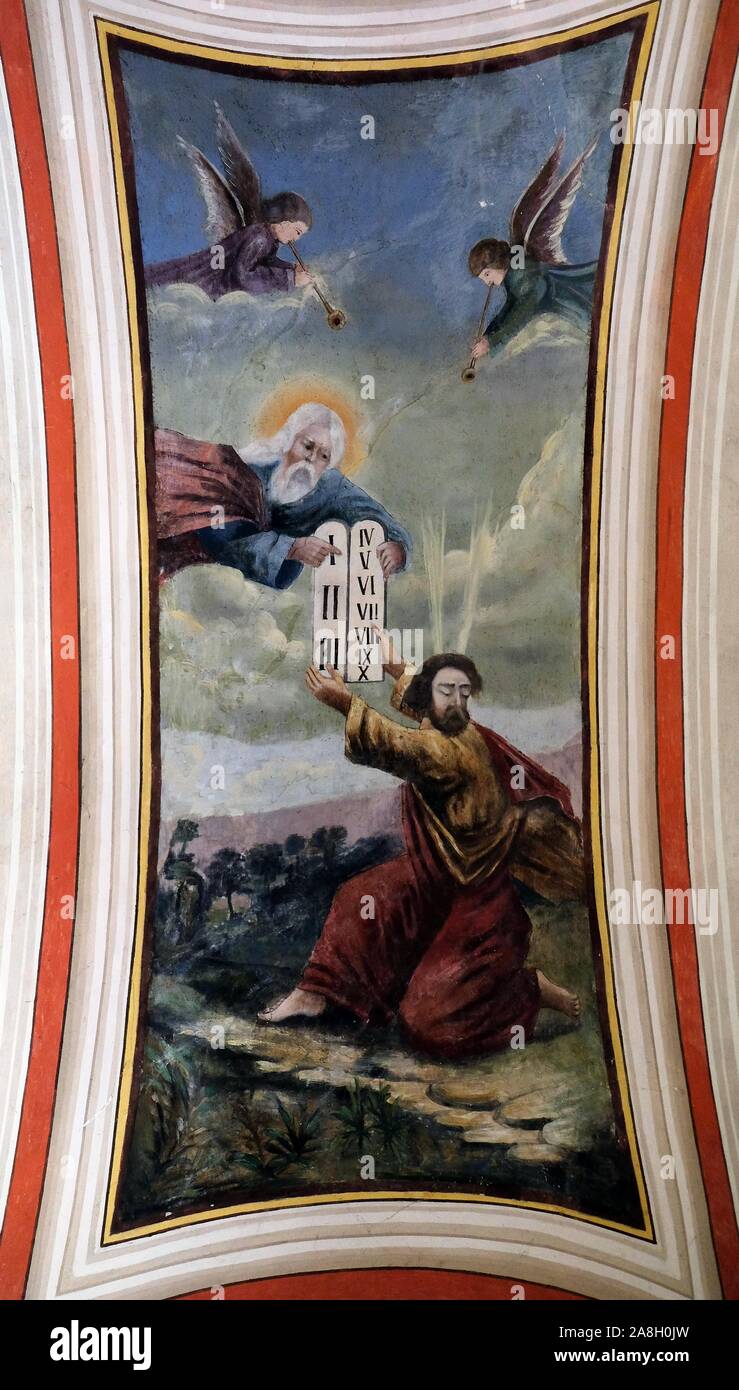 Gott gibt Mose die Zehn Gebote, Fresko in der Kirche des hl. Matthäus in Stitar, Kroatien Stockfoto