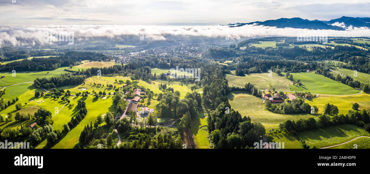 Antenne Bad Tölz Bayerische Alpen. Golfplatz. Blomberg Berg. Morgen Drone Shot mit einigen Wolken im Himmel Stockfoto