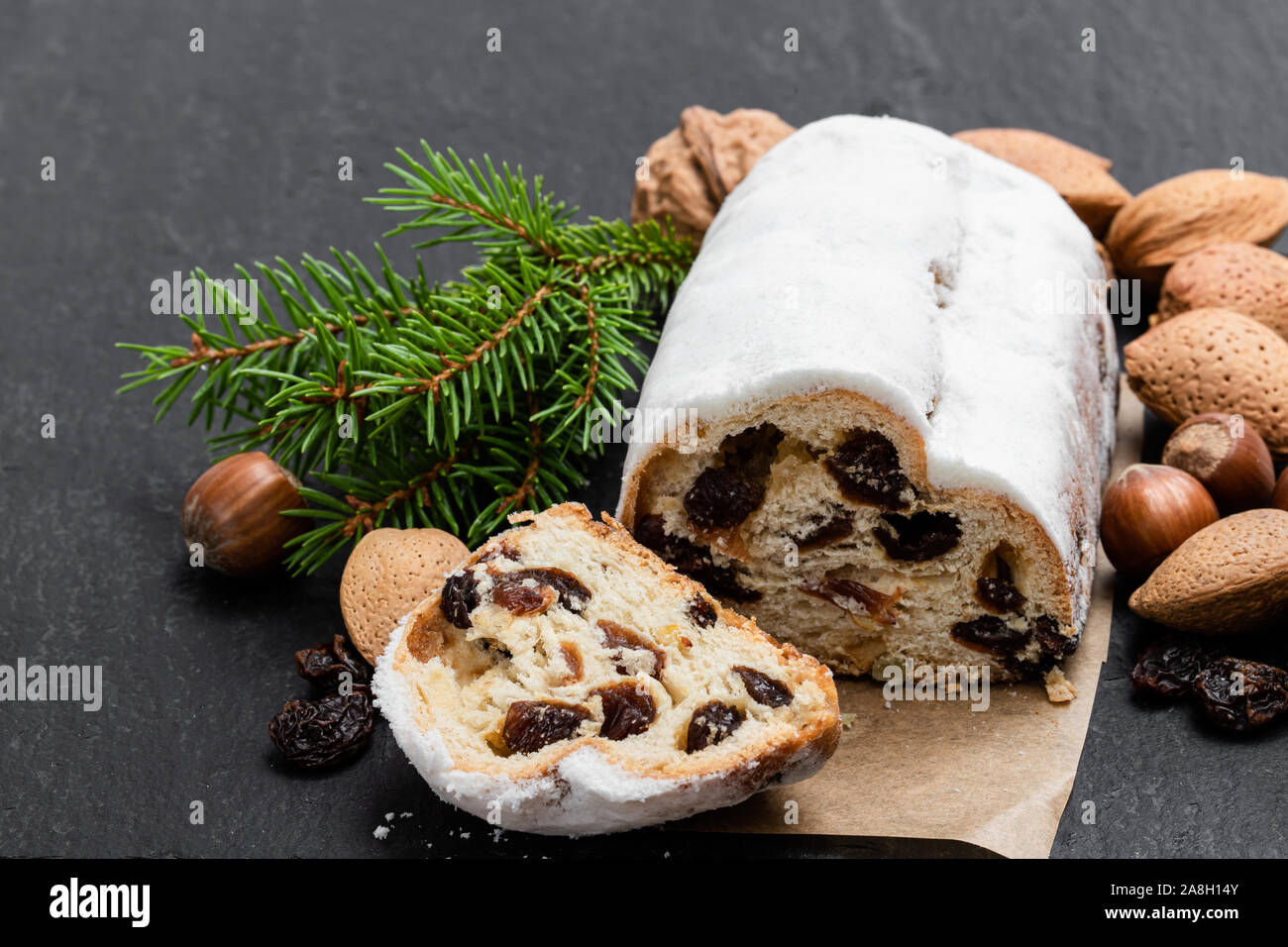 Traditionelle Stollen Obst Kuchen auf schwarzen Stein Tabelle Stockfoto