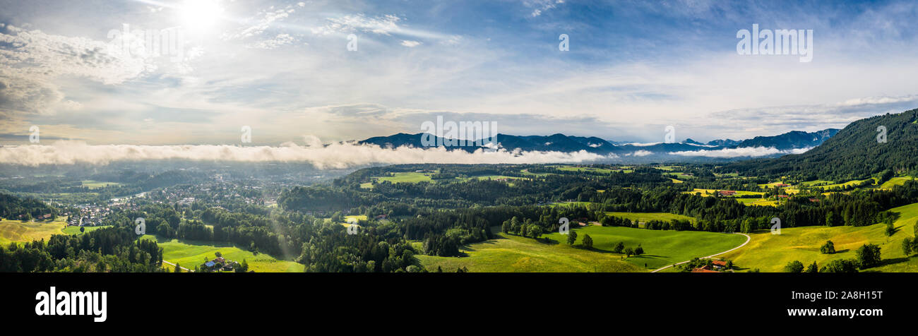 Antenne Bad Tölz Bayerische Alpen. Golfplatz. Blomberg Berg. Morgen Drone Shot mit einigen Wolken im Himmel Stockfoto