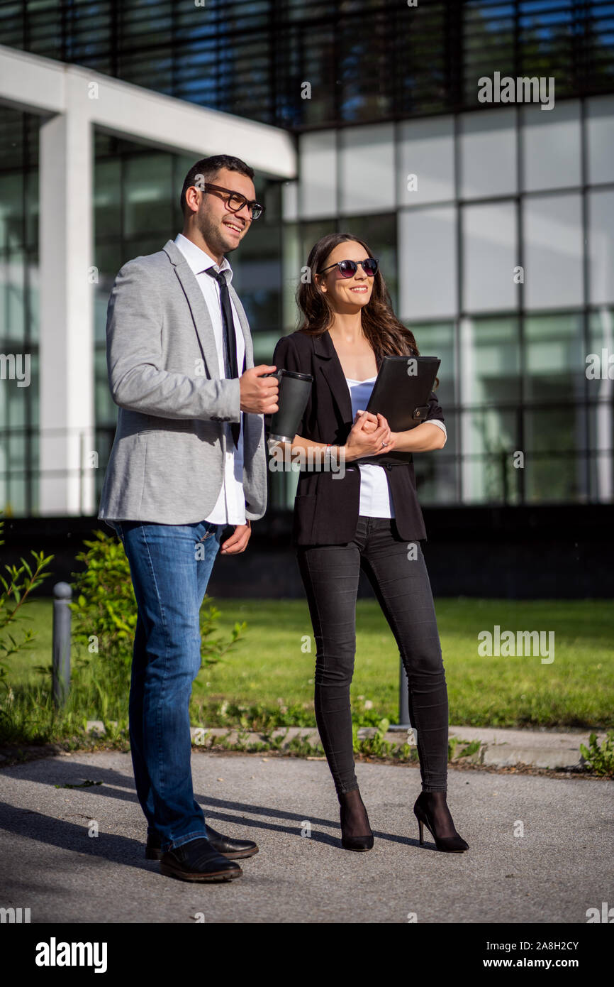 Die Kollegen in der Pause vor dem Firmengebäude. Stockfoto