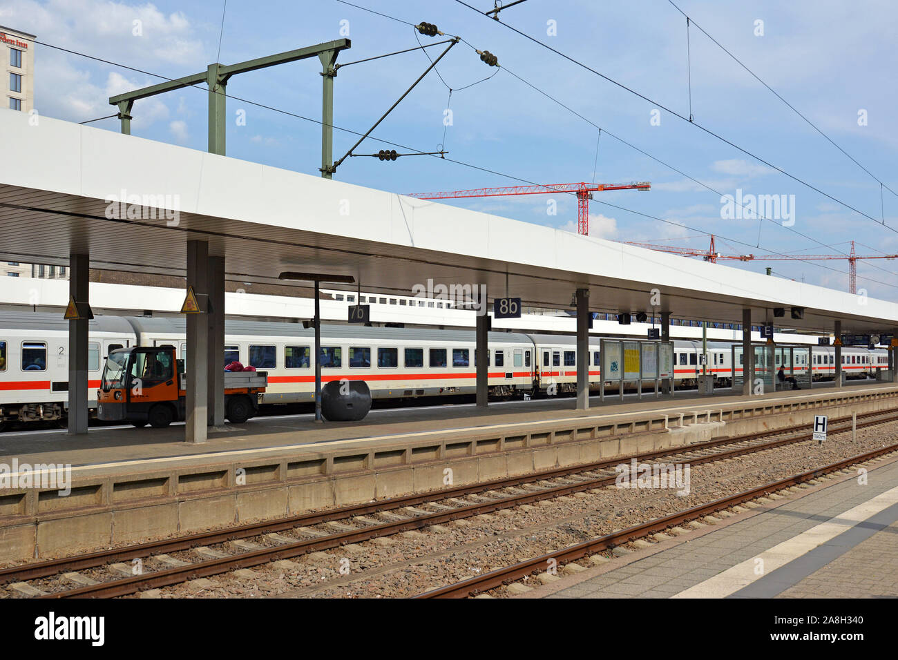 Mannheim, Deutschland - September 2019: Titel und Plattformen der Mannheimer Hauptbahnhof mit Deutschen 'IC Intercity train Stockfoto