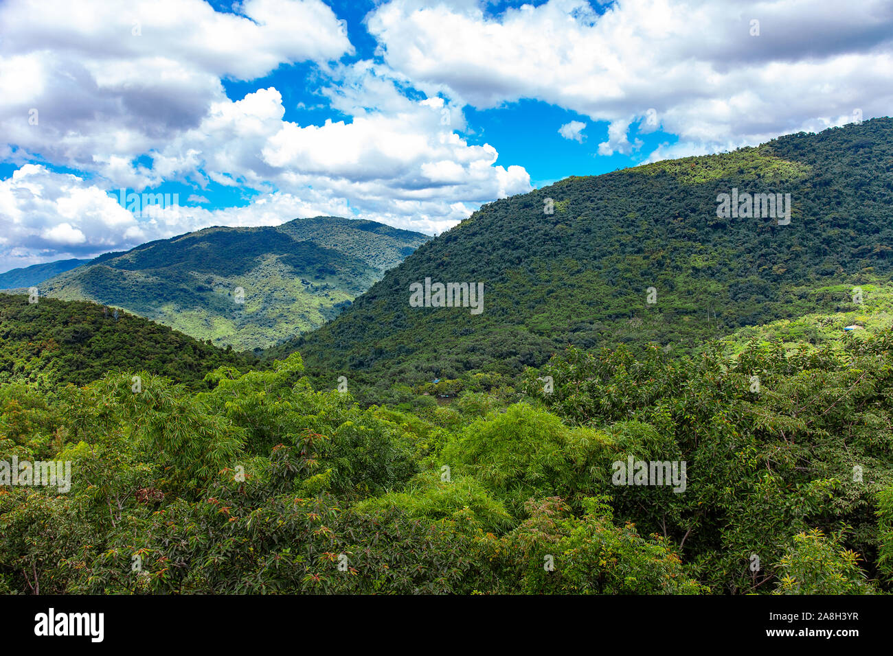 China Sanya Hainan Aireal Landschaftsansicht mit blauem Himmel und Wolken Stockfoto