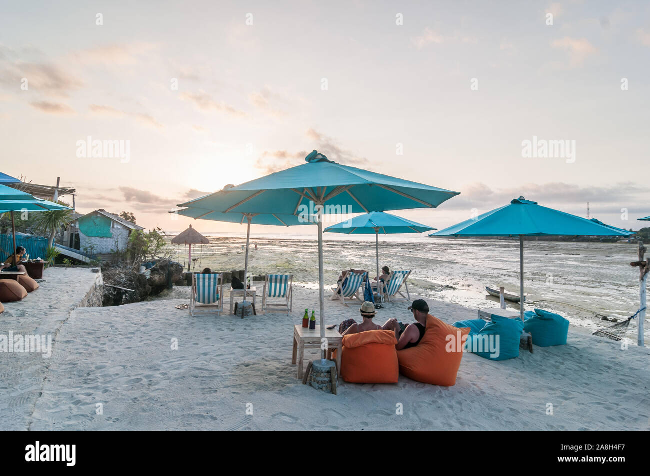 Leute, Sonnenuntergang, Chill Out Lounge, Nusa Ceningan, Bali Stockfoto