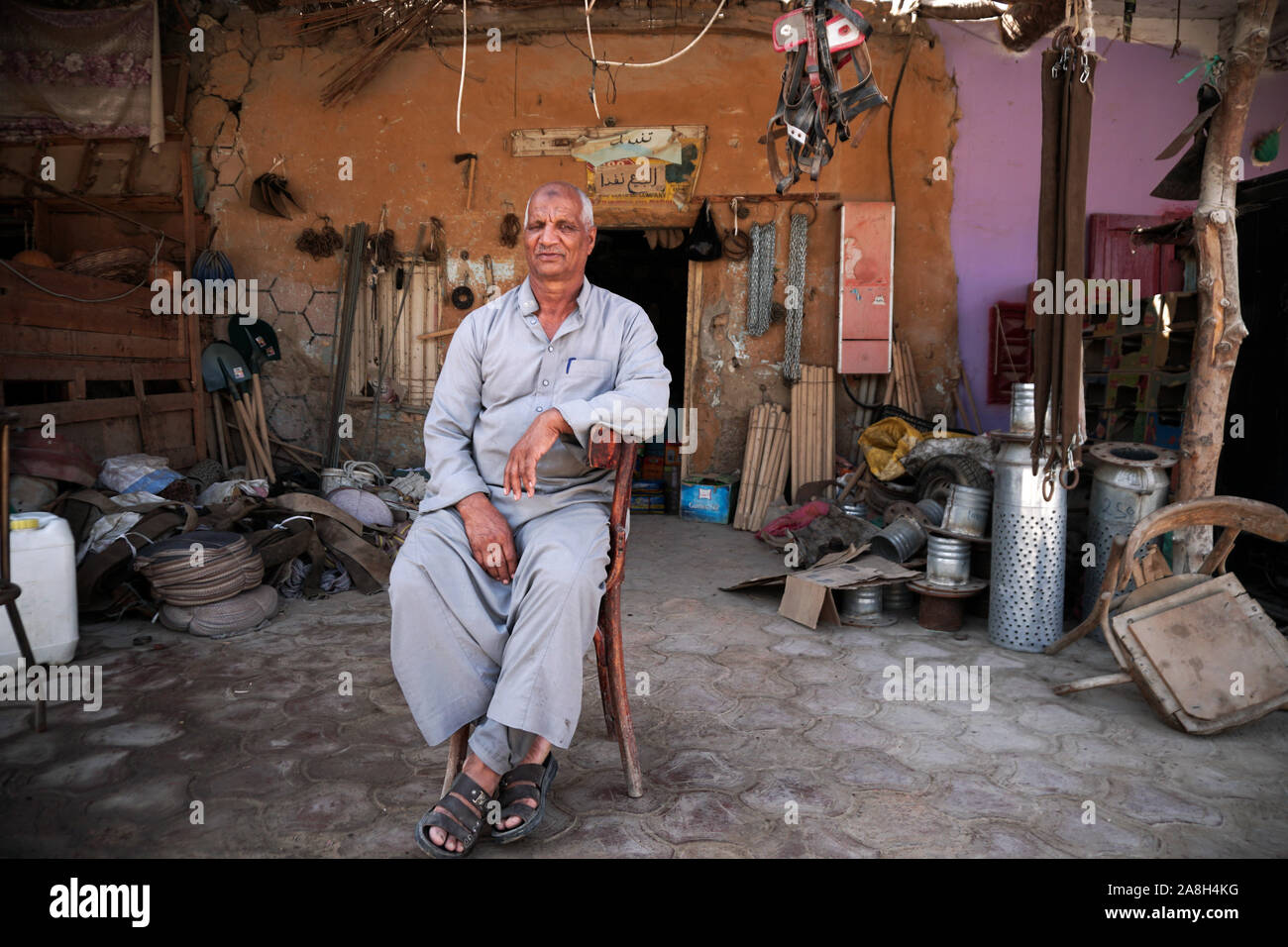 Ein Ladenbesitzer im Souq der Oase Siwa. Stockfoto