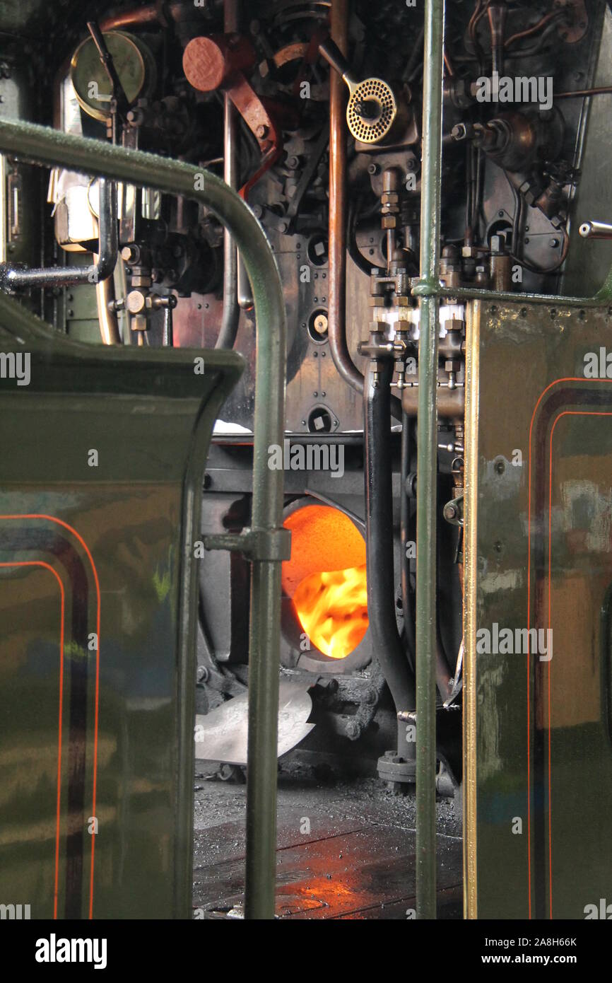 Die tobenden Kessel Feuer in einem Dampfzug Motor. Stockfoto