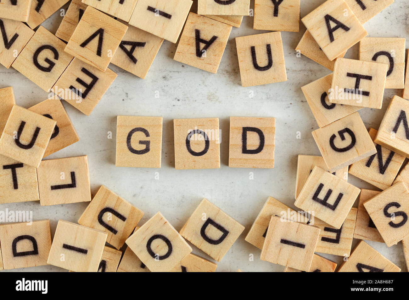 Von oben nach unten anzeigen, Stapel von quadratischen hölzernen Blöcke mit Buchstaben Gott auf dem Whiteboard. Stockfoto