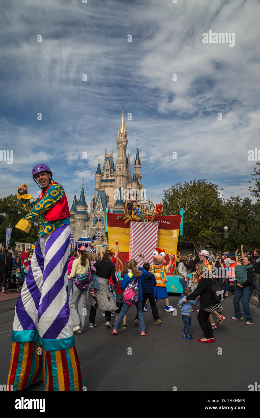 Orlando, Florida, USA - Dezember 11,2014: Disney Hauptfigur Minnie Überraschung Feier Parade auf der Main Street in Magic Kingdom in Walt Disney World. Stockfoto