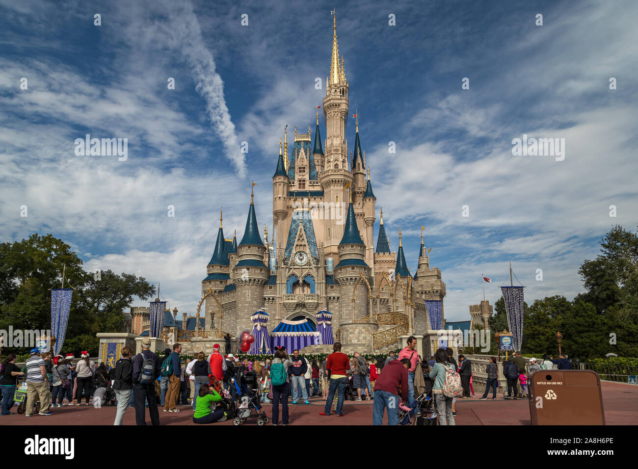 Cinderellas Schloss im Magic Kingdom Orlando, Florida, Tageslichtansicht mit Menschen im Vordergrund und Wolken im Himmel im Hintergrund Stockfoto