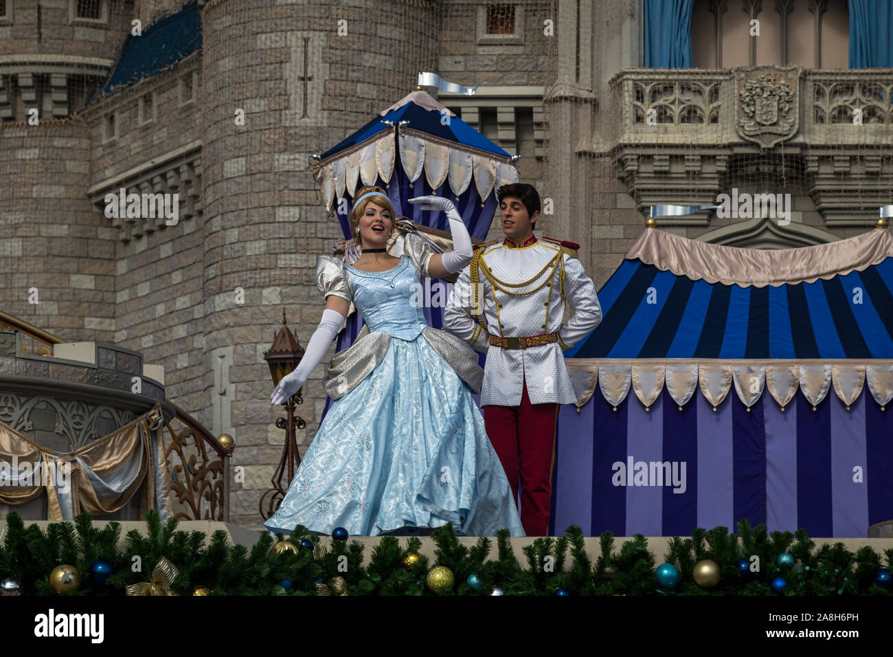 Cinderella und der Prinz tanzen in den Dreams kommen wahre Leistung im Magic Kingdom Orlando Florida, USA Stockfoto