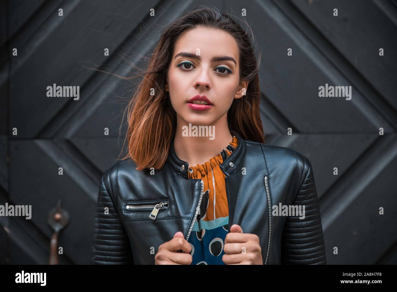 Schöne skinny albanische Mädchen posiert und zeigt die Orange Blue ornament Kleid Stockfoto