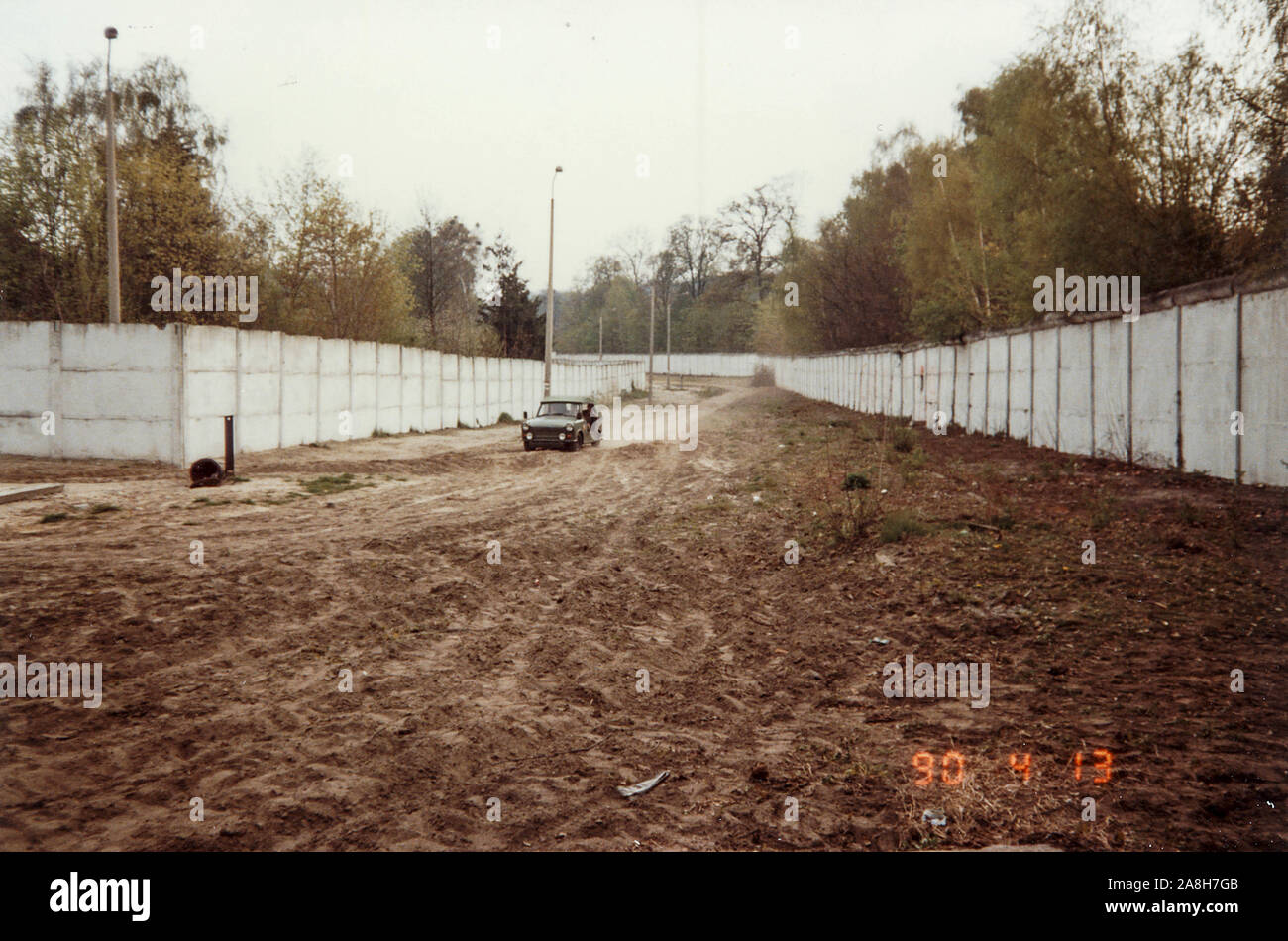 Michael Scott/Alamy Live Nachrichten - Berlin, Deutschland April 1990 - Ein Ostdeutscher Soldaten Streifen Niemandsland zwischen den Wänden in einer Armee Trabant. Osten deutsche Soldaten waren noch an Aufgaben sogar Monate tragen, nachdem die Mauer fiel. Am Stadtrand von Berlin fotografiert im April 1990 Monate nach dem Fall der Berliner Mauer im Jahr 1989. Stockfoto