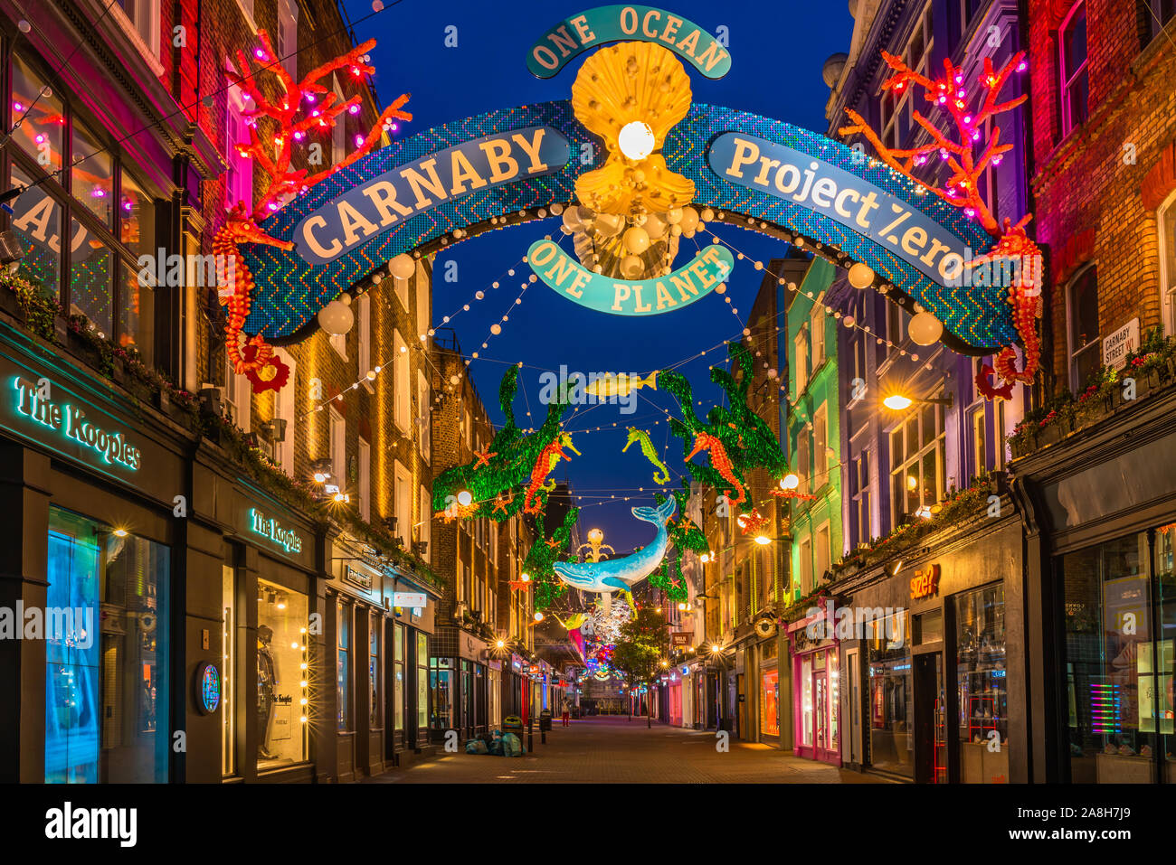 LONDON - 09. NOVEMBER 2019: In diesem Jahr die Carnaby Street in collaboratiion mit Ozean conservation Charity Project Zero schafft mehr Umweltfreundliche Weihnachten Stockfoto