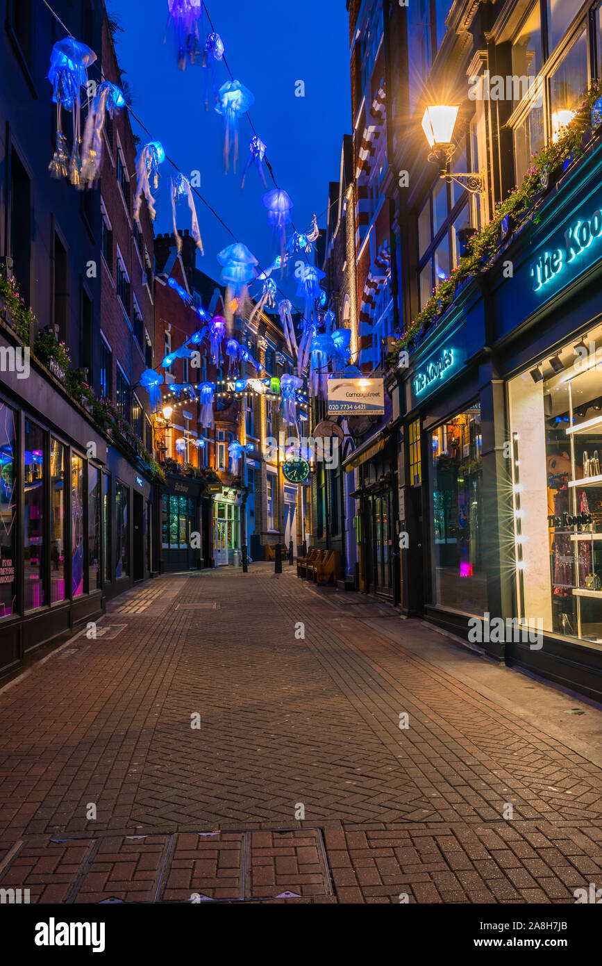 LONDON - 09. NOVEMBER 2019: In diesem Jahr die Carnaby Street in collaboratiion mit Ozean conservation Charity Project Zero schafft mehr Umweltfreundliche Weihnachten Stockfoto