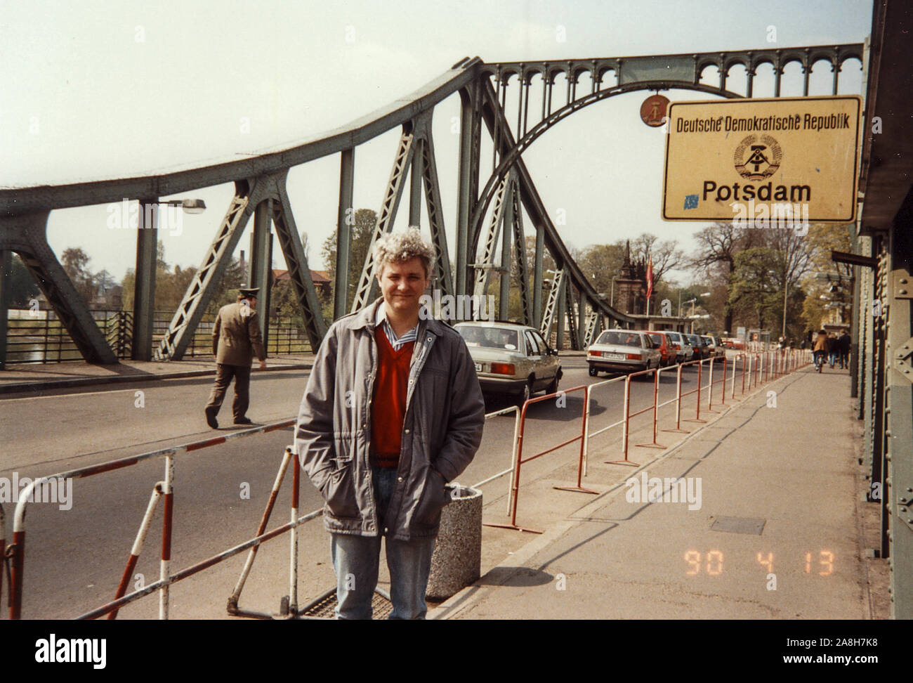 Michael Scott/Alamy Live Nachrichten - Berlin, Deutschland April 1990 - Urlaub Bild auf der Glienicker Brücke an der DDR-Grenze von Potsdam getroffen fotografiert im April 1990 nur wenige Monate nach dem Fall der Berliner Mauer 1989 fiel. Stockfoto