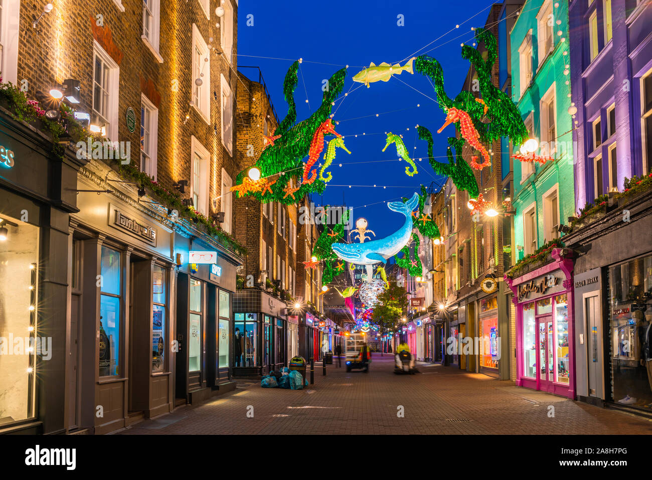LONDON - 09. NOVEMBER 2019: In diesem Jahr die Carnaby Street in collaboratiion mit Ozean conservation Charity Project Zero schafft mehr Umweltfreundliche Weihnachten Stockfoto