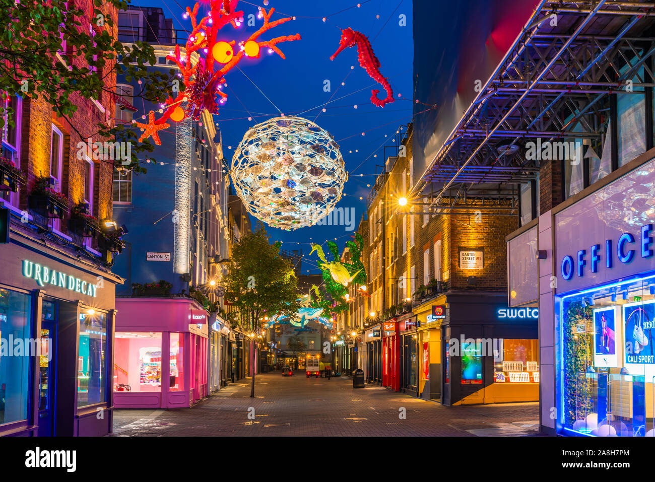 LONDON - 09. NOVEMBER 2019: In diesem Jahr die Carnaby Street in collaboratiion mit Ozean conservation Charity Project Zero schafft mehr Umweltfreundliche Weihnachten Stockfoto