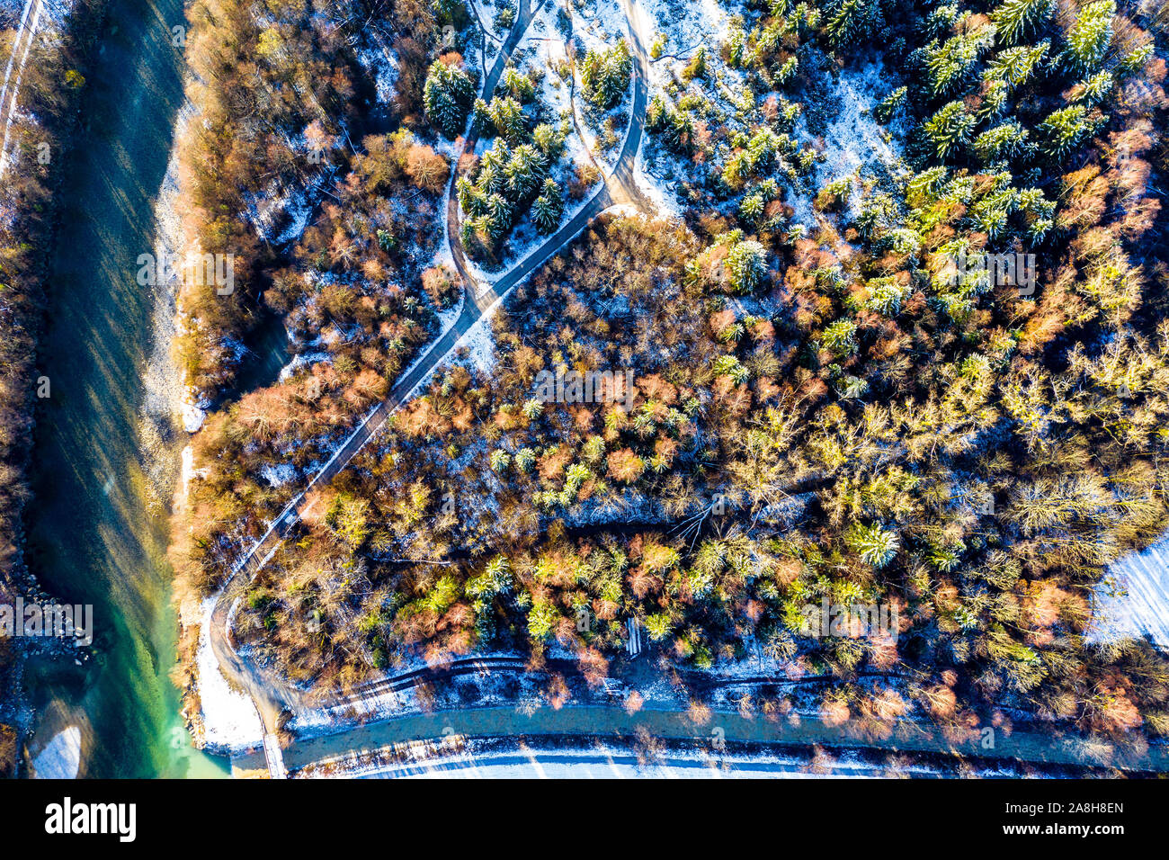 Antenne Drone Fotografie von einem Fluss und Wald im Winter Bayern Isar Brauneck Alpen Stockfoto