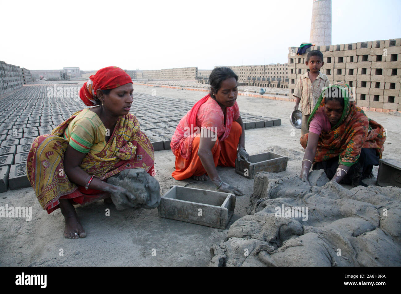 Arbeitnehmer Ziegelsteine in einer gemauerten Ofen in Sarberia, West Bengal, Indien Stockfoto