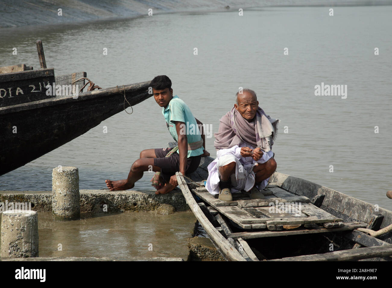 Holz- Boot überquert den Ganges Gosaba, West Bengal, Indien Stockfoto