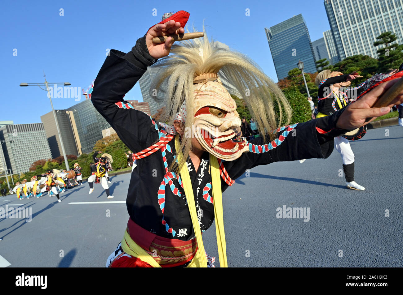 Tokio, Japan. 9 Nov, 2019. Eine Prozession der traditionellen Volkstanzgruppen und tragbare Schreine aus Japan Parade die Inthronisierung des Kaisers Naruhito im Imperial Palace Plaza in Tokio am Samstag, den 9. November 2019 feiern. Credit: Natsuki Sakai/LBA/Alamy leben Nachrichten Stockfoto