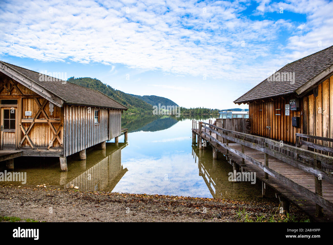 Malerische Küste des Lake Schliersee an einem sonnigen Tag mit blauen Himmel in Bayern, Deutschland Stockfoto