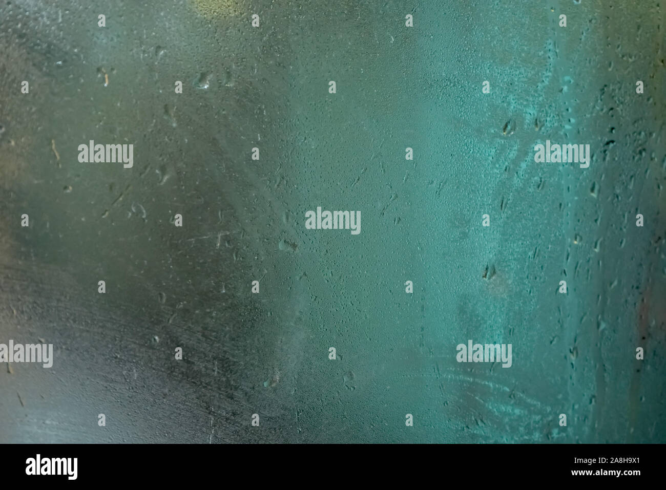 Nasses Glas auf Bus-Fenster, verschwommene grüne Szene hinter, abstrakte steamy/tau Kondensation Hintergrund Stockfoto