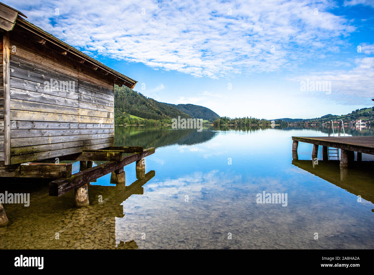 Malerische Küste des Lake Schliersee an einem sonnigen Tag mit blauen Himmel in Bayern, Deutschland Stockfoto