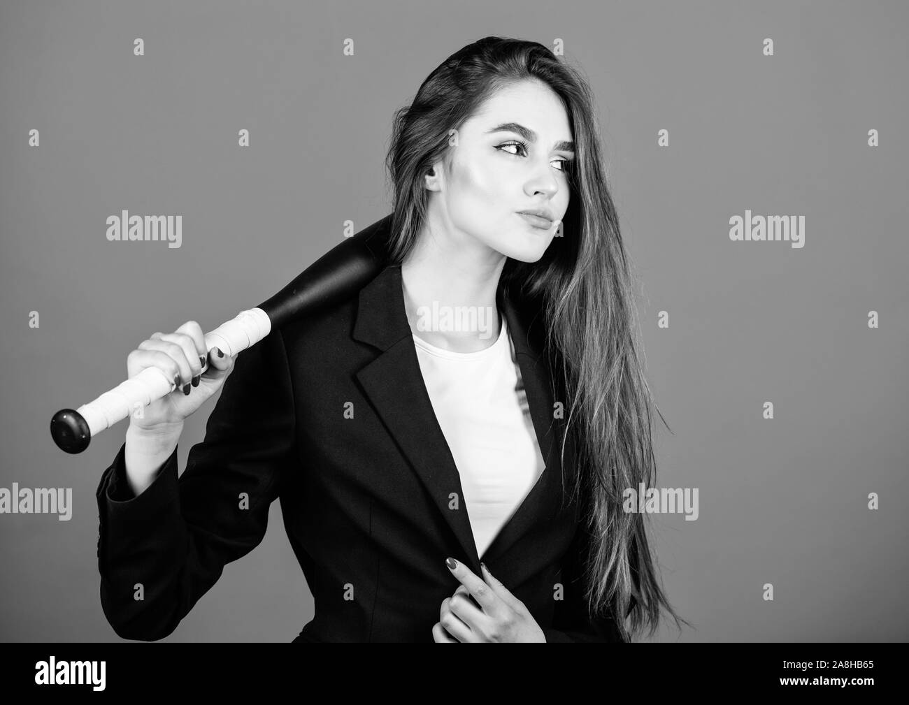 Zeit erfordert entscheidende Maßnahmen. Vertrauen und Stärke. Das Spiel. Bauen Karriere. Frau hübsches Mädchen tragen formalen Jacke und halten Sie Baseball Bat. Geschäft Stockfoto
