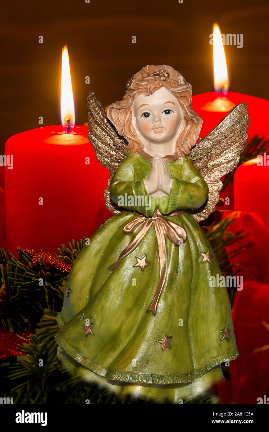 Zwei Engel, Weihnachtsengel, Figur, liest ein Buch, Weihnachten, Advent, Kirche, Religion, Geige, Musikinstrument, 2. Advent, Adventskranz, Stockfoto