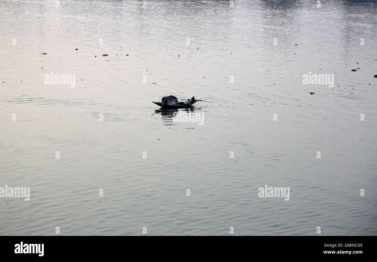 Ein Boot, die Überquerung des Hoogly-Flusses in Kolkata Stockfoto