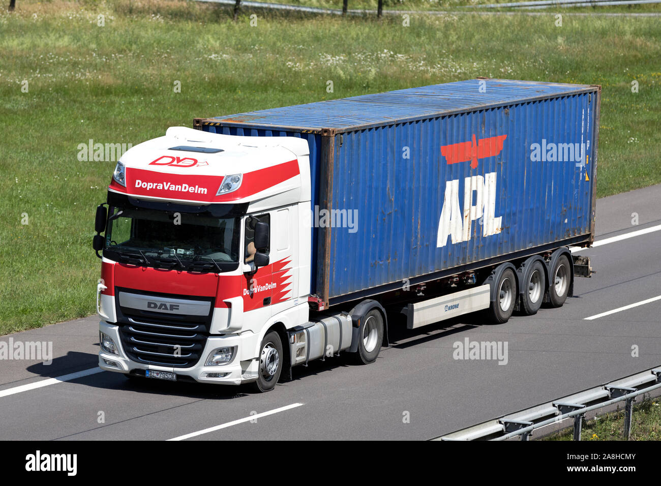 DopraVanDelm DAF LKW mit APL-Container auf der Autobahn. Stockfoto