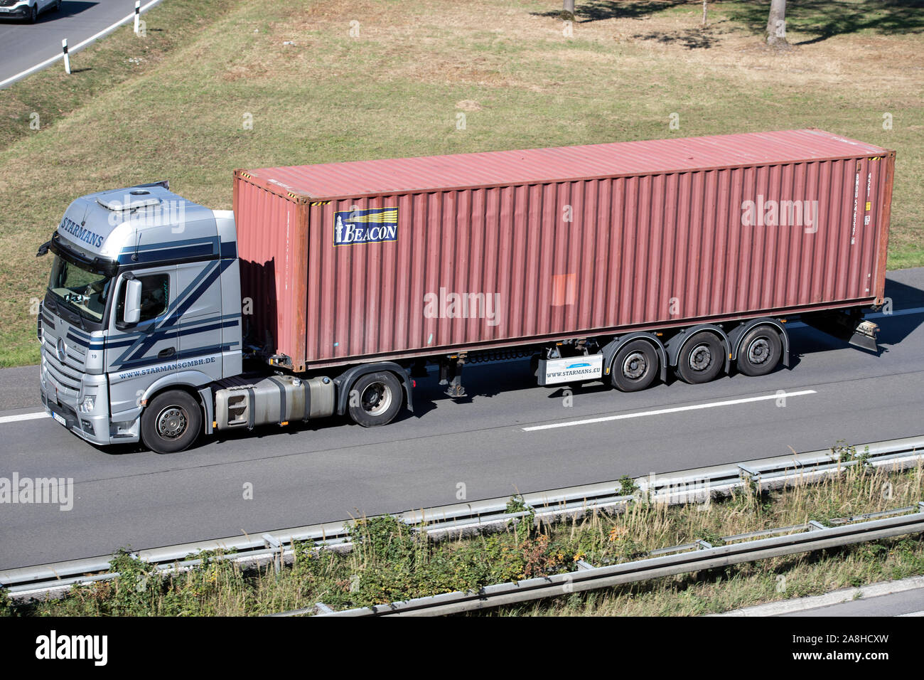 Starmans Mercedes-Benz Actros mit Beacon Container auf der Autobahn. Stockfoto